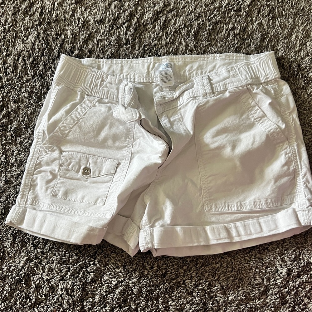 Time and Tru White Cargo Shorts with Sturdy Design